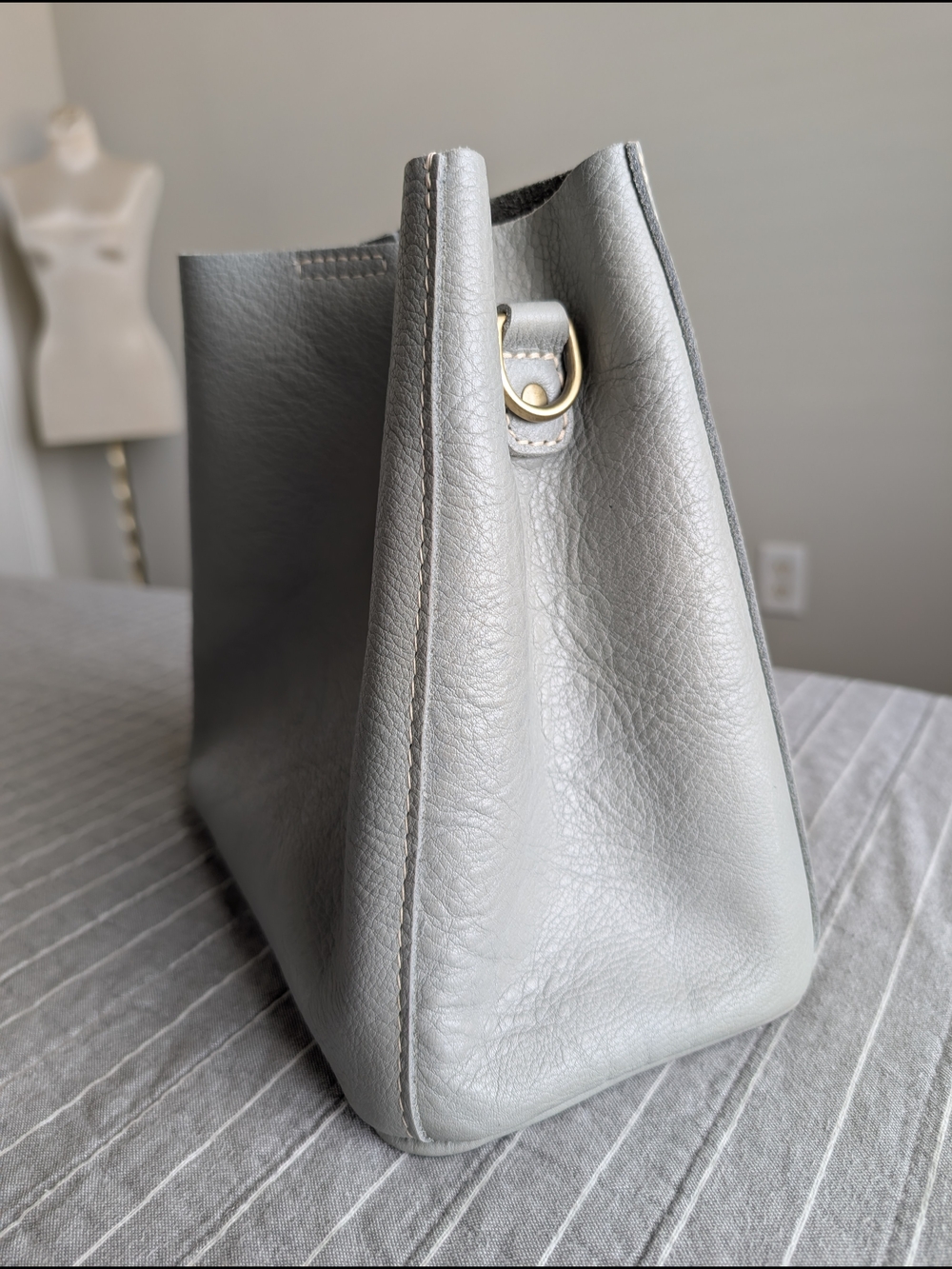 NWOT Butterfly Bucket Bag Pebbled Leather Crossbody in Light Gray No Strap - Picture 3 of 11